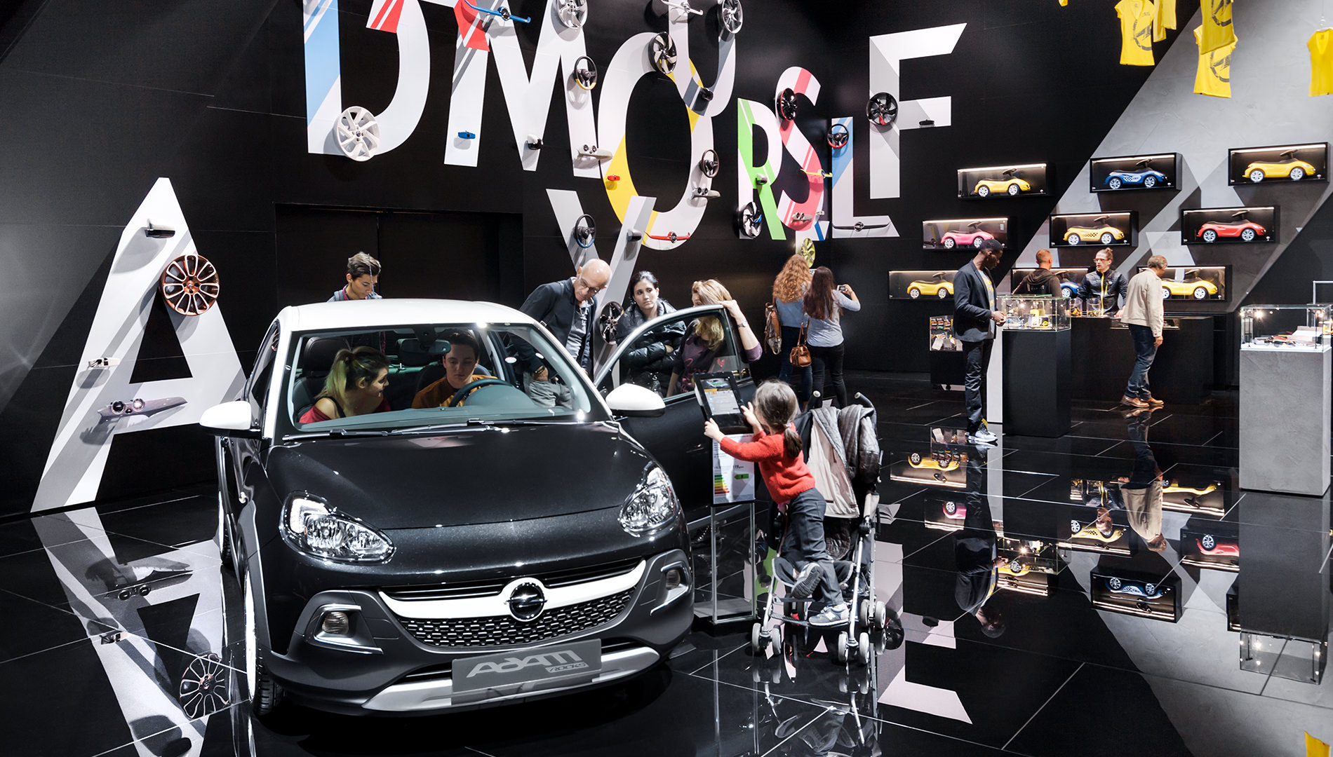 Messe Design Live Kommunikation Paris Motorshow Auto Opel schwarz Präsentation Going Places EventLabs