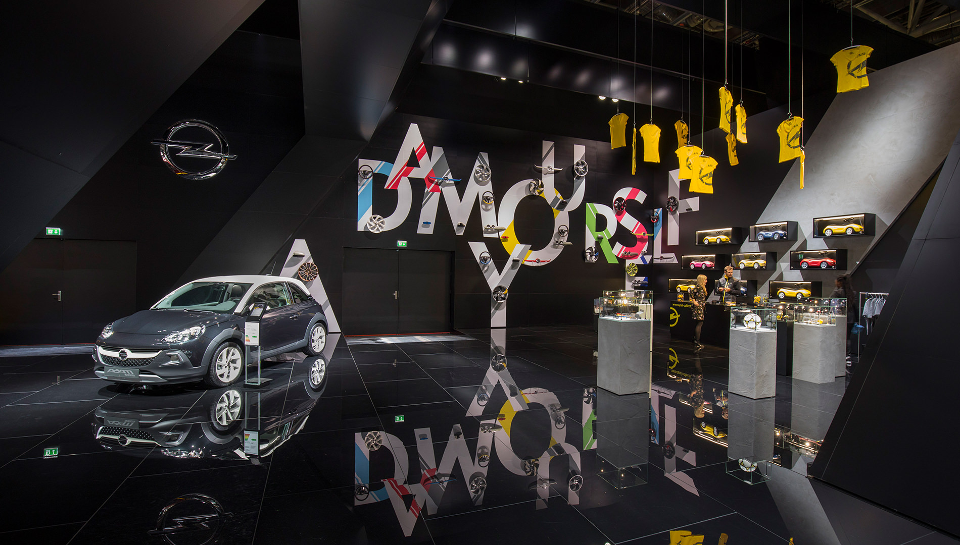 Messe Design Live Kommunikation Paris Motorshow Auto Opel schwarz Bühnenbild Going Places EventLabs