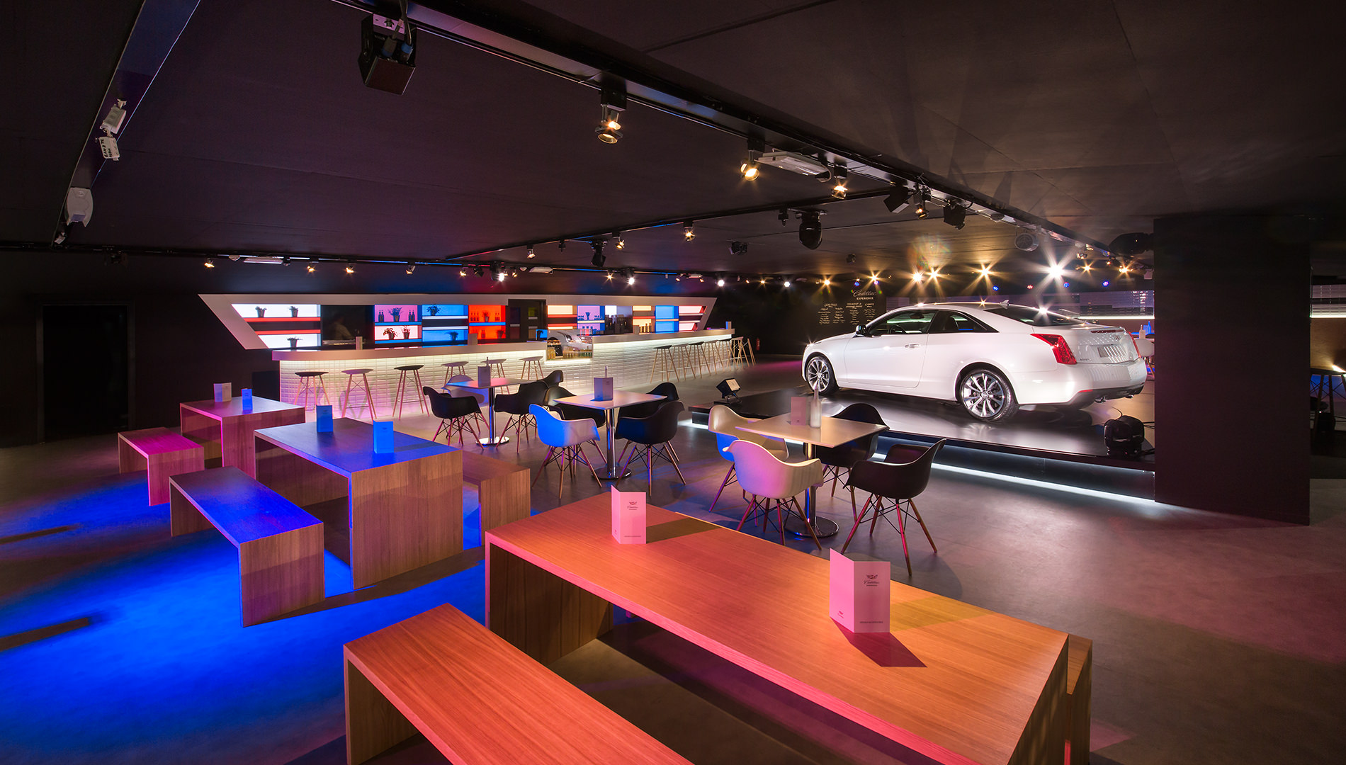 Messe Design Live Kommunikation Berlin Cadillac Experience Bar Bistro Auto Going Places EventLabs