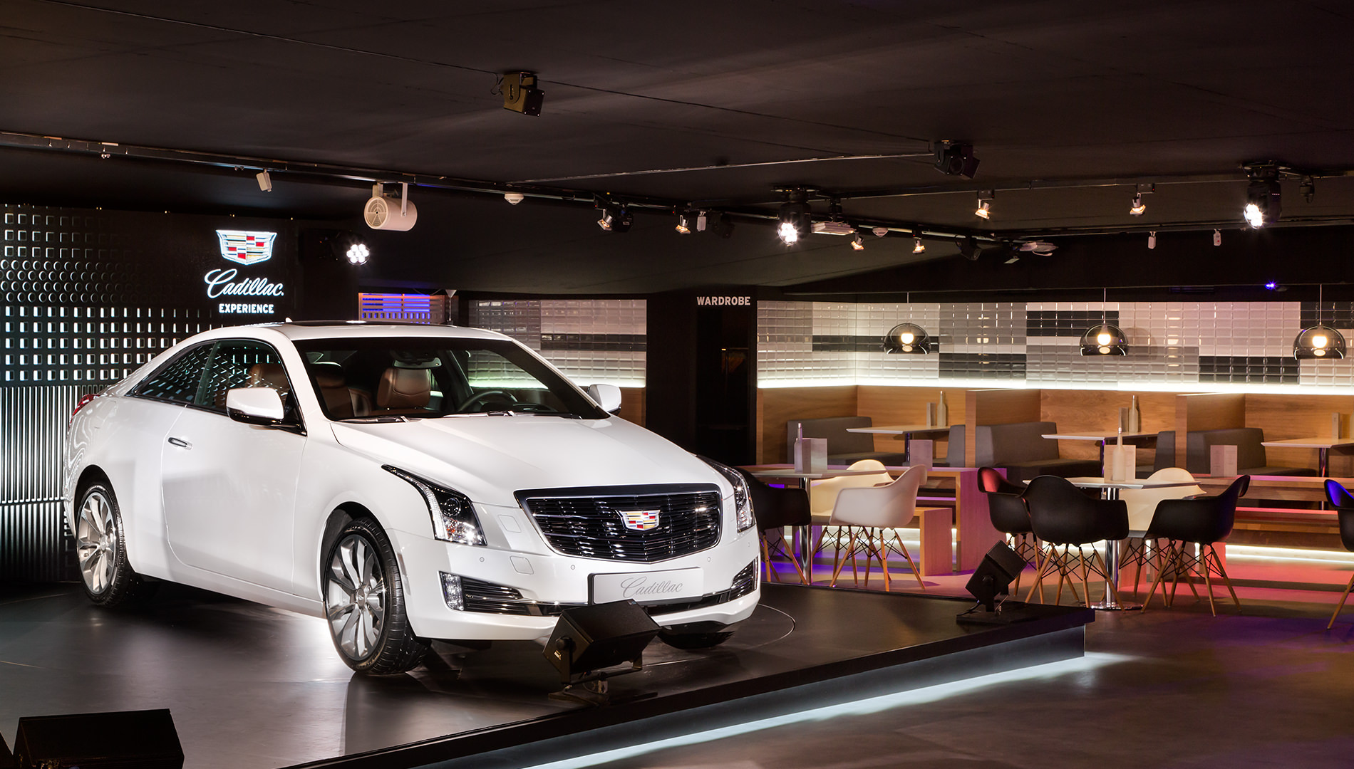 Messe Design Live Kommunikation Berlin Cadillac Experience Bar Bistro Auto Going Places EventLabs