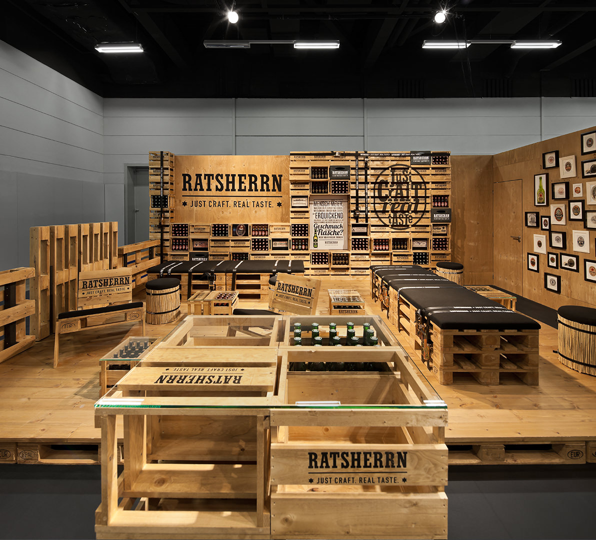 Messe Design Live Kommunikation Hamburg Internorga Ratsherrn Corporate Architecture Holzbierkästen Holzpaletten Sitzecke Going Places EventLabs